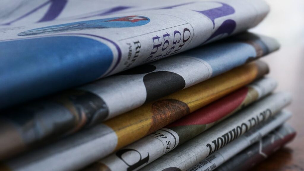 Tidningar staplade på ett bord