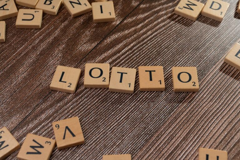 Bokstavsbrickor som bildar ordet Lotto på ett träbord